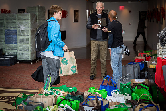 thanksgiving18_fooddrive_us_7951