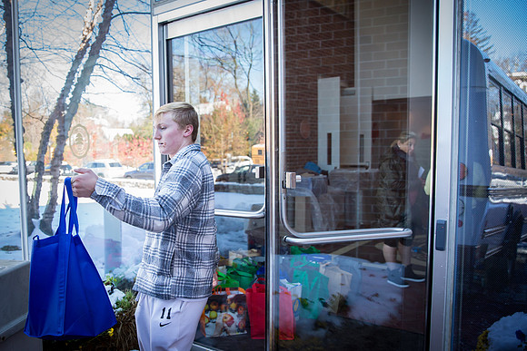 thanksgiving18_fooddrive_us_7997