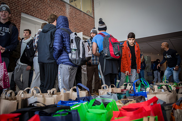 thanksgiving18_fooddrive_us_7960