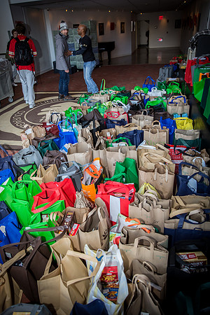 thanksgiving18_fooddrive_us_7950