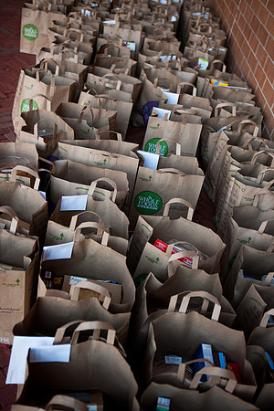 thanksgiving_fooddrive_us_mkras_0120