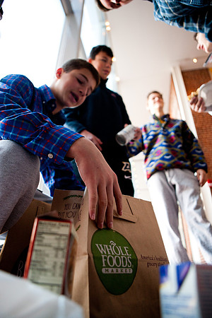 thanksgiving_fooddrive_us_mkras_0037