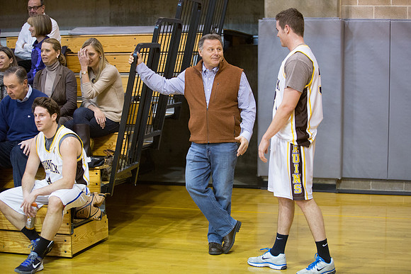alumni_vs_varsitybball_3080