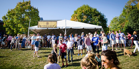 homecoming14_alumnitent_crowd_wkl_0322