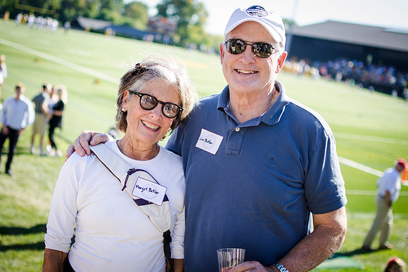 homecoming14_alumnitent_crowd_wkl_0221