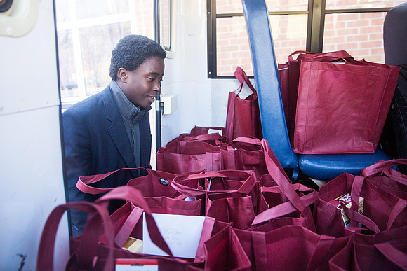 thanksgiving_fooddrive_us_wkl_4807