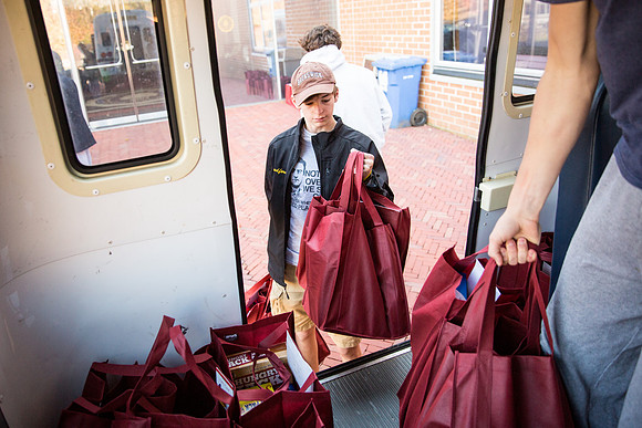 thanksgiving_fooddrive_us_wkl_4587