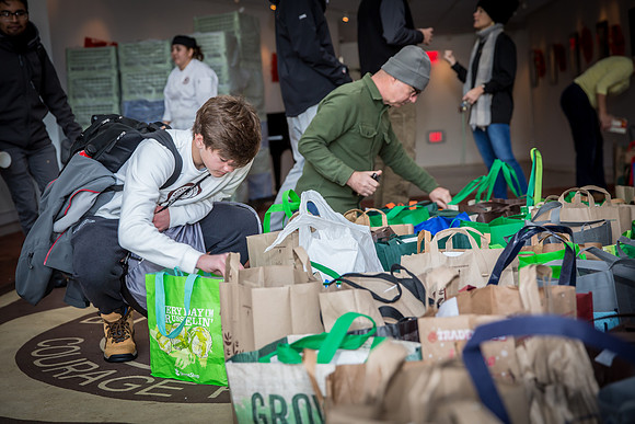 thanksgiving18_fooddrive_us_7973
