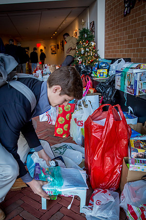 holidaygiftdrive17_us_jfess_0113