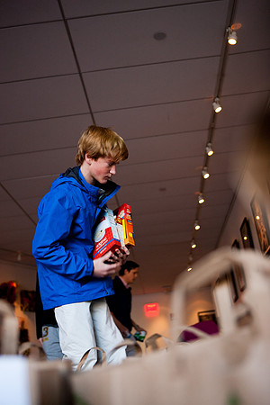 thanksgiving_fooddrive_us_mkras_0114