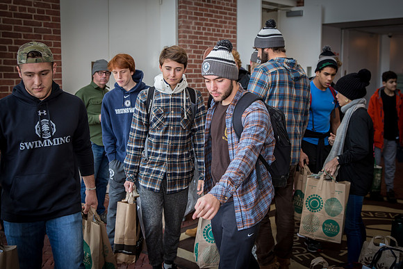 thanksgiving18_fooddrive_us_7958