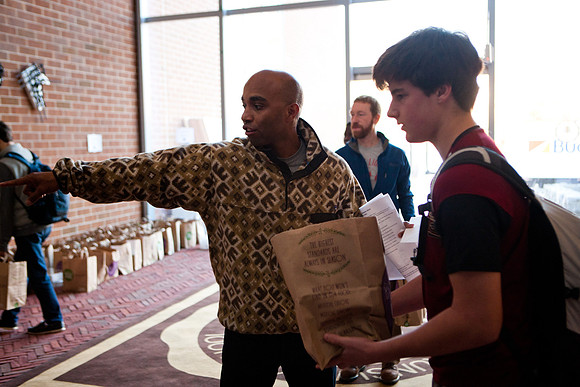 thanksgiving_fooddrive_us_mkras_0055