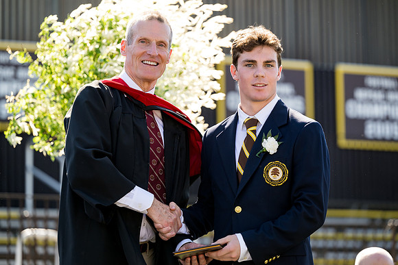 graduation24_diploma_ah_0429