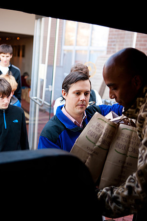 thanksgiving_fooddrive_us_mkras_0167