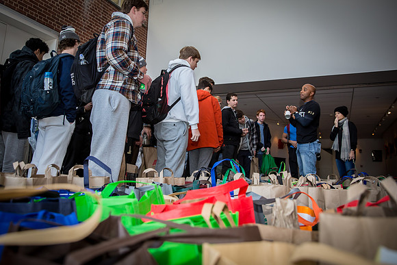 thanksgiving18_fooddrive_us_7963