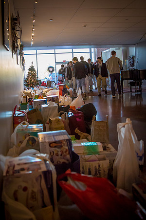 holidaygiftdrive17_us_jfess_0095