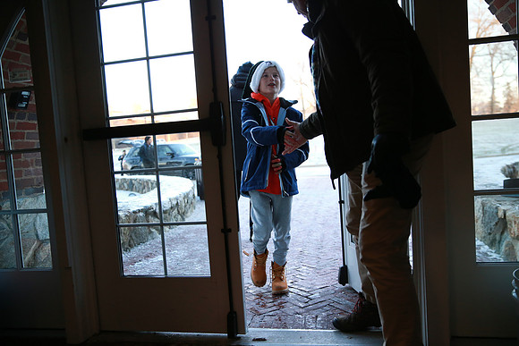 holidays19_handshake_mkras_0014