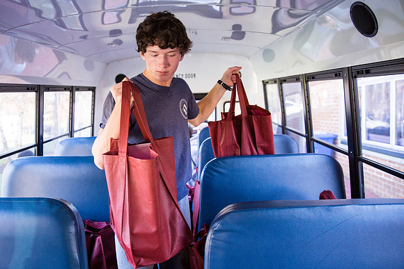 thanksgiving_fooddrive_us_wkl_4765