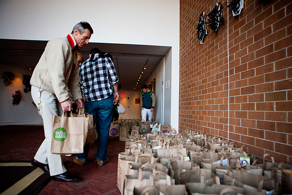 thanksgiving_fooddrive_us_mkras_0102