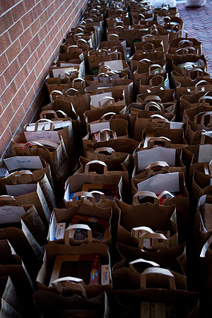 thanksgiving_fooddrive_us_mkras_0119