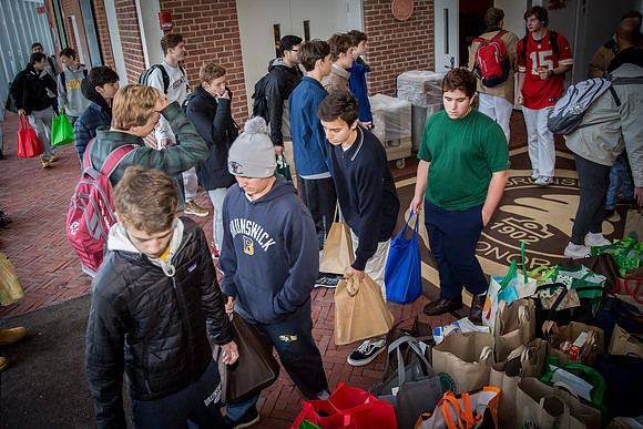thanksgiving18_fooddrive_us_7934