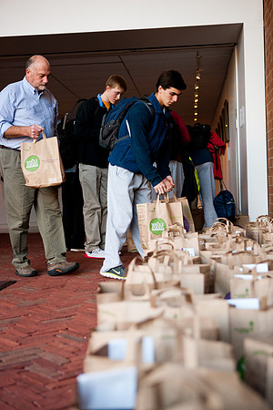 thanksgiving_fooddrive_us_mkras_0074