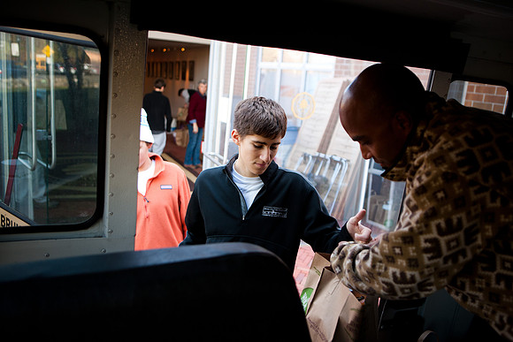 thanksgiving_fooddrive_us_mkras_0161