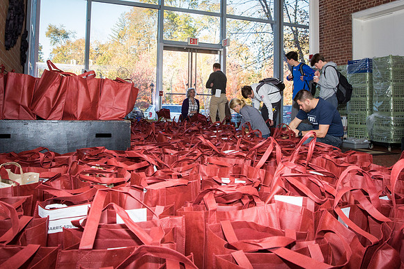thanksgiving_fooddrive_us_jfess_4512
