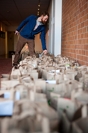 thanksgiving_fooddrive_us_mkras_0080