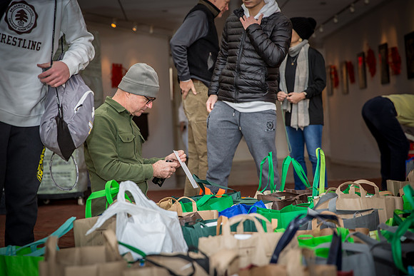thanksgiving18_fooddrive_us_7972