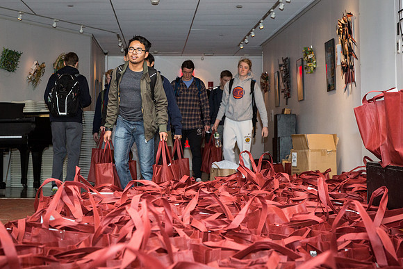 thanksgiving_fooddrive_us_jfess_4491