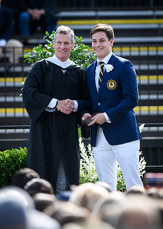 graduation22_diplomas_wkl_1003