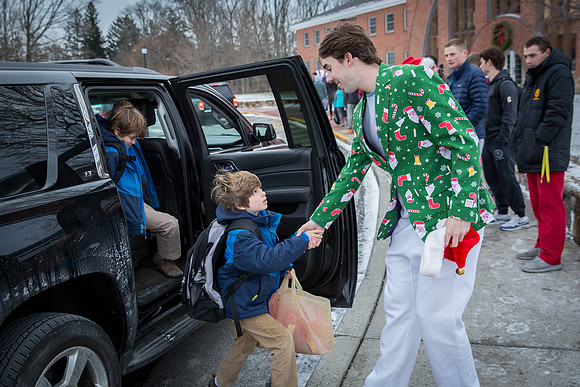 holiday_handshake17_jfess_4525