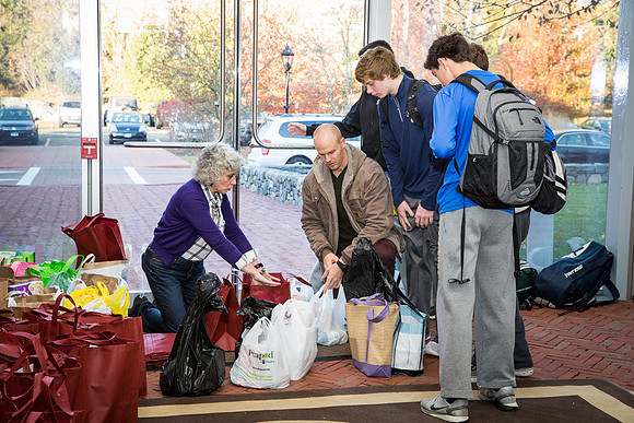 thanksgiving_fooddrive_us_jfess_4501