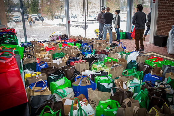 thanksgiving18_fooddrive_us_7987