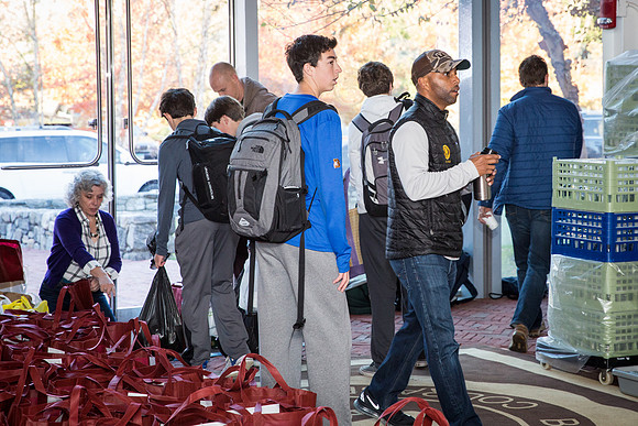 thanksgiving_fooddrive_us_jfess_4499