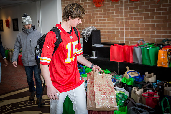 thanksgiving18_fooddrive_us_7949