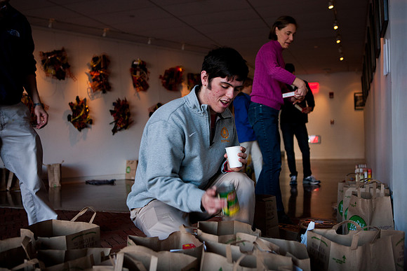thanksgiving_fooddrive_us_mkras_0123