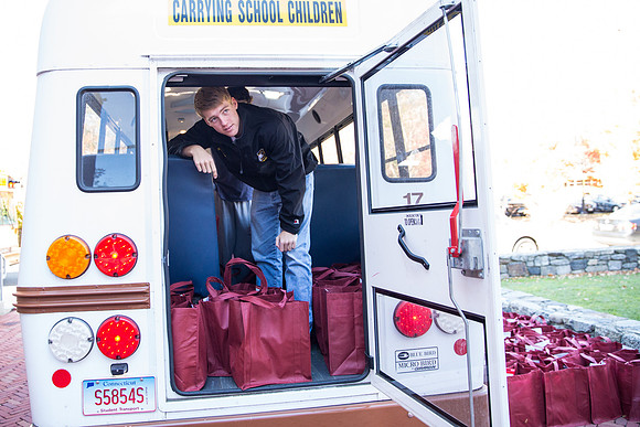 thanksgiving_fooddrive_us_wkl_4850