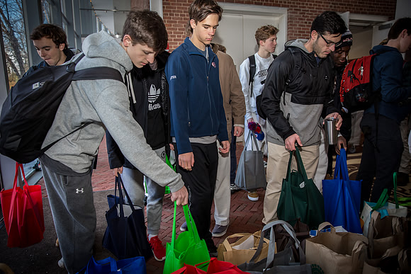 thanksgiving18_fooddrive_us_7938