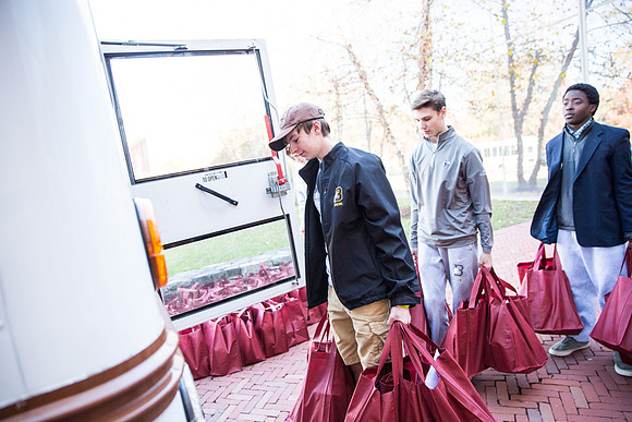 thanksgiving_fooddrive_us_wkl_4656