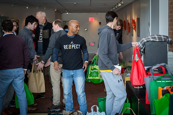 thanksgiving18_fooddrive_us_7922