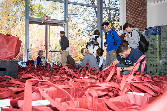 thanksgiving_fooddrive_us_jfess_4511