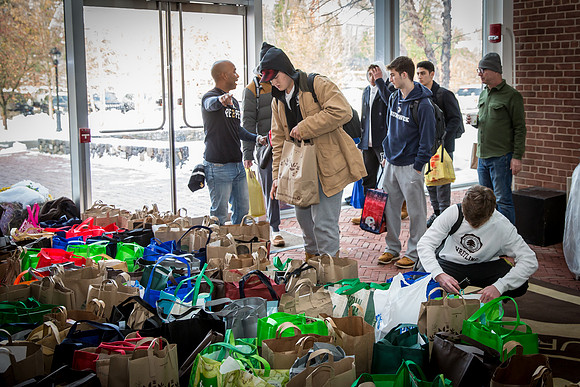 thanksgiving18_fooddrive_us_7976