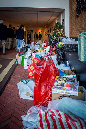 holidaygiftdrive17_us_jfess_0109