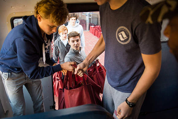thanksgiving_fooddrive_us_wkl_4570