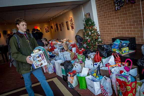holidaygiftdrive17_us_jfess_0111