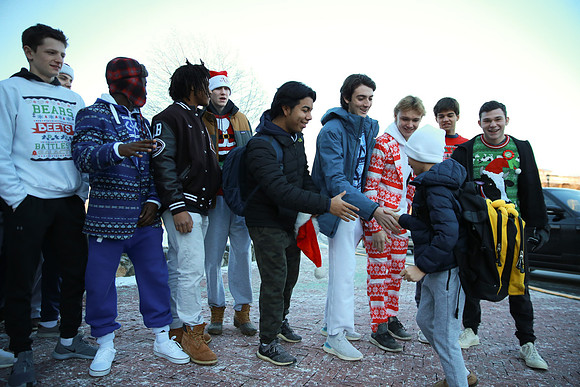 holidays19_handshake_mkras_0081