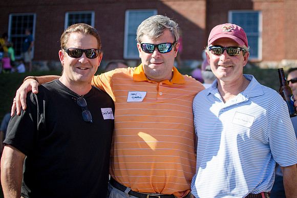 homecoming14_alumnitent_crowd_wkl_0250
