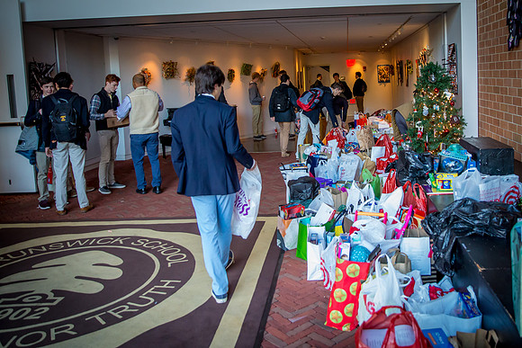 holidaygiftdrive17_us_jfess_0105